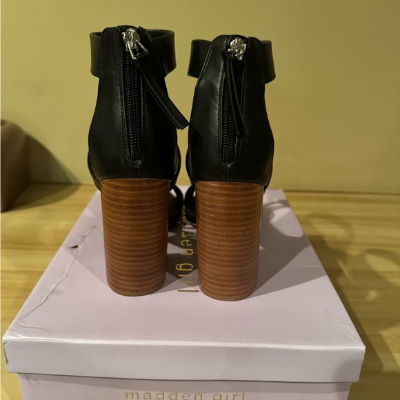 MADDEN GIRL Clyde City Sandals - Picture 10 of 13